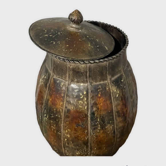 Metal vase with lid for home decor and storage - Picture 2 of 3